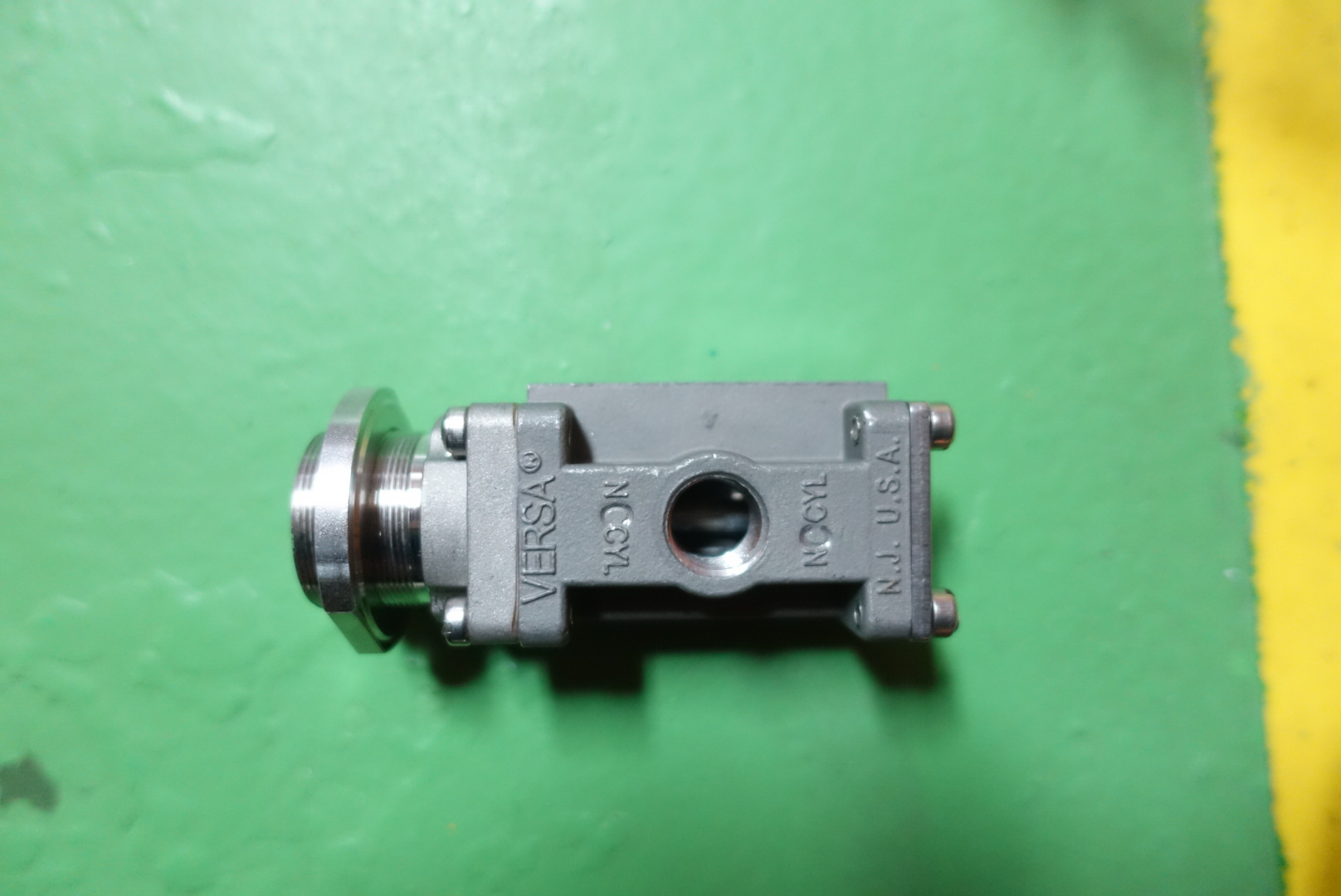 VALVE,DIRNL CTRL,NORLY-CLSD,1/4IN300PSIG thumbnail