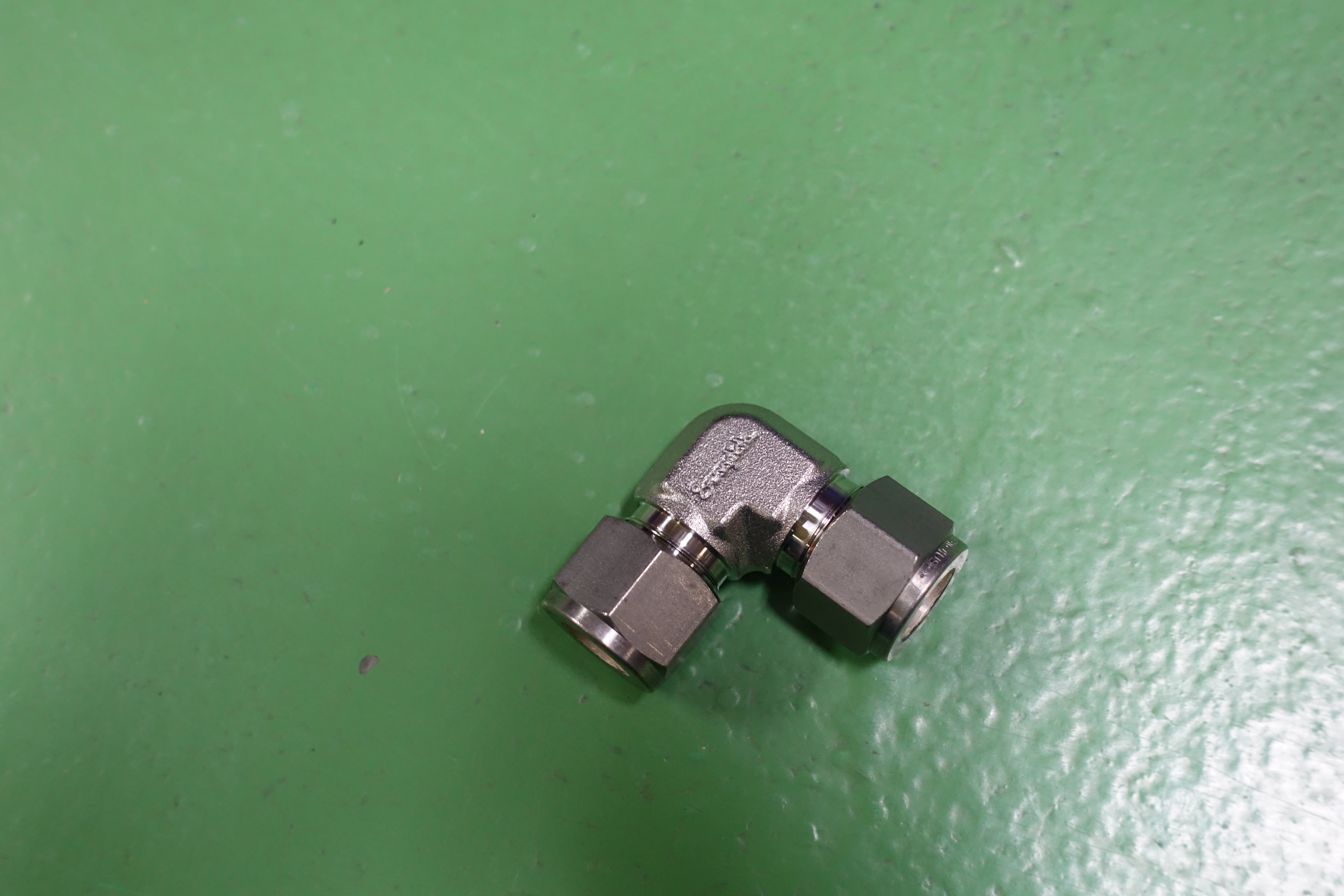 ELBOWS,COMPR TYPE,1/2IN,SS-810-9 thumbnail