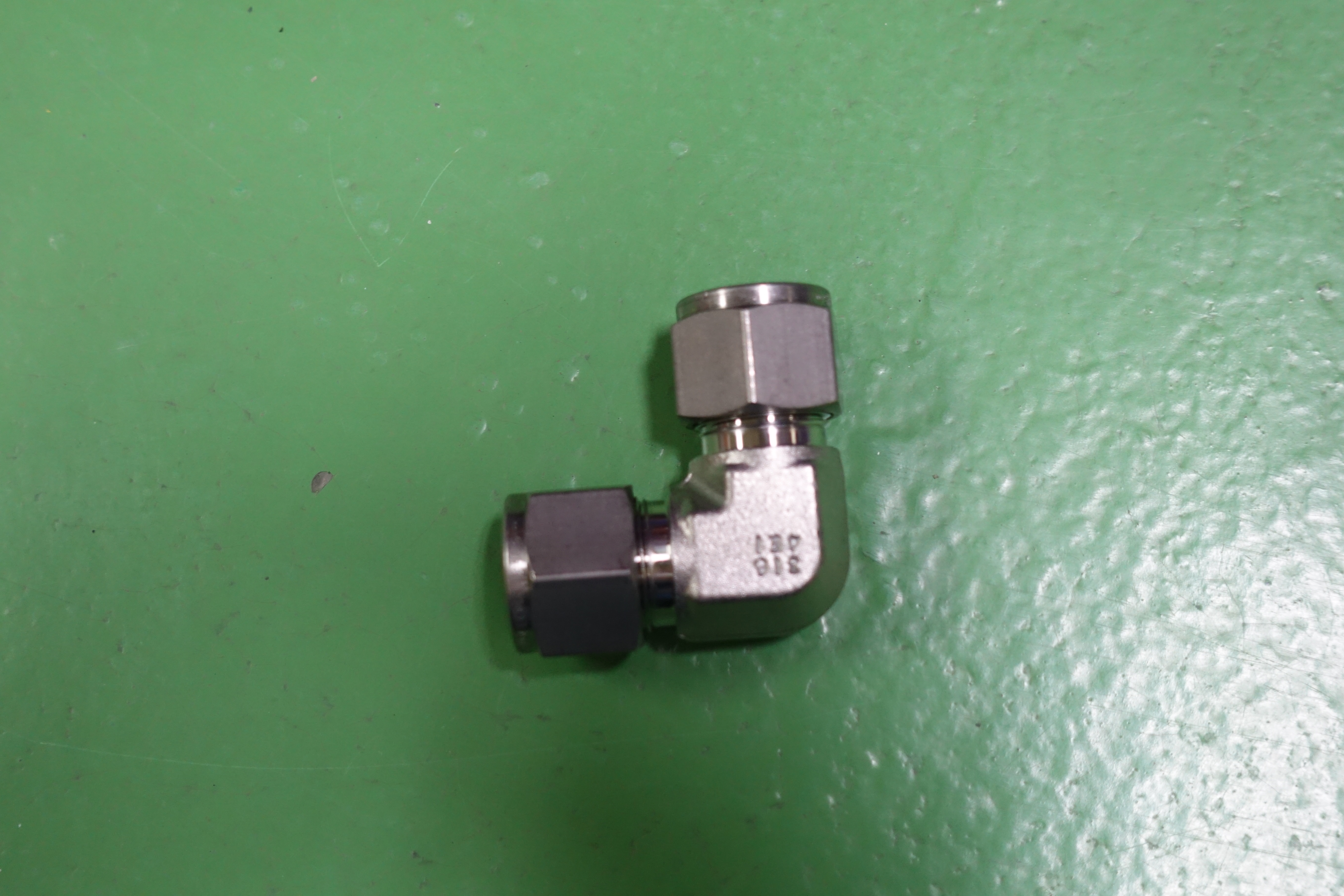 ELBOWS,COMPR TYPE,1/2IN,SS-810-9 thumbnail