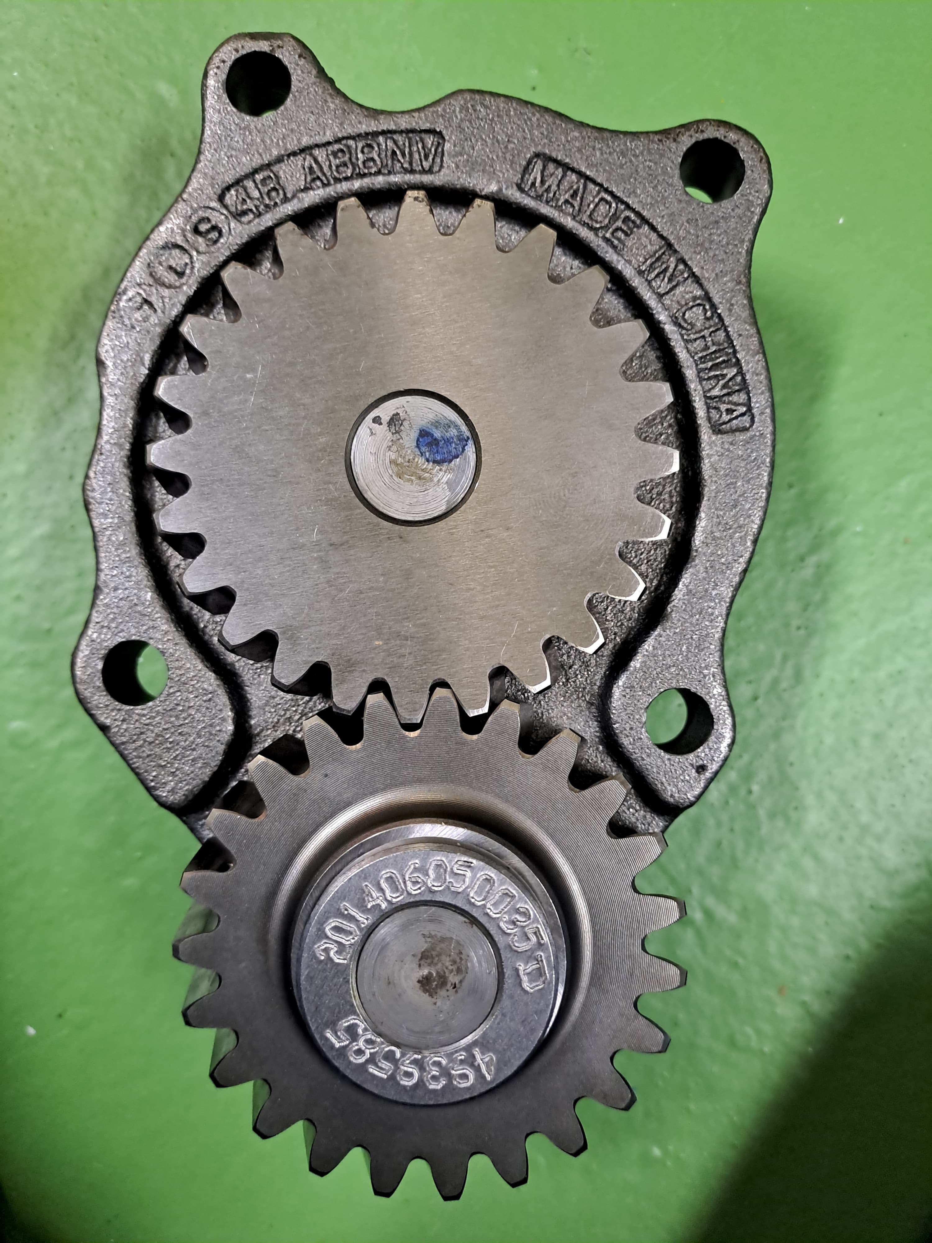PUMP,LUBRICATING OIL,4939585 thumbnail