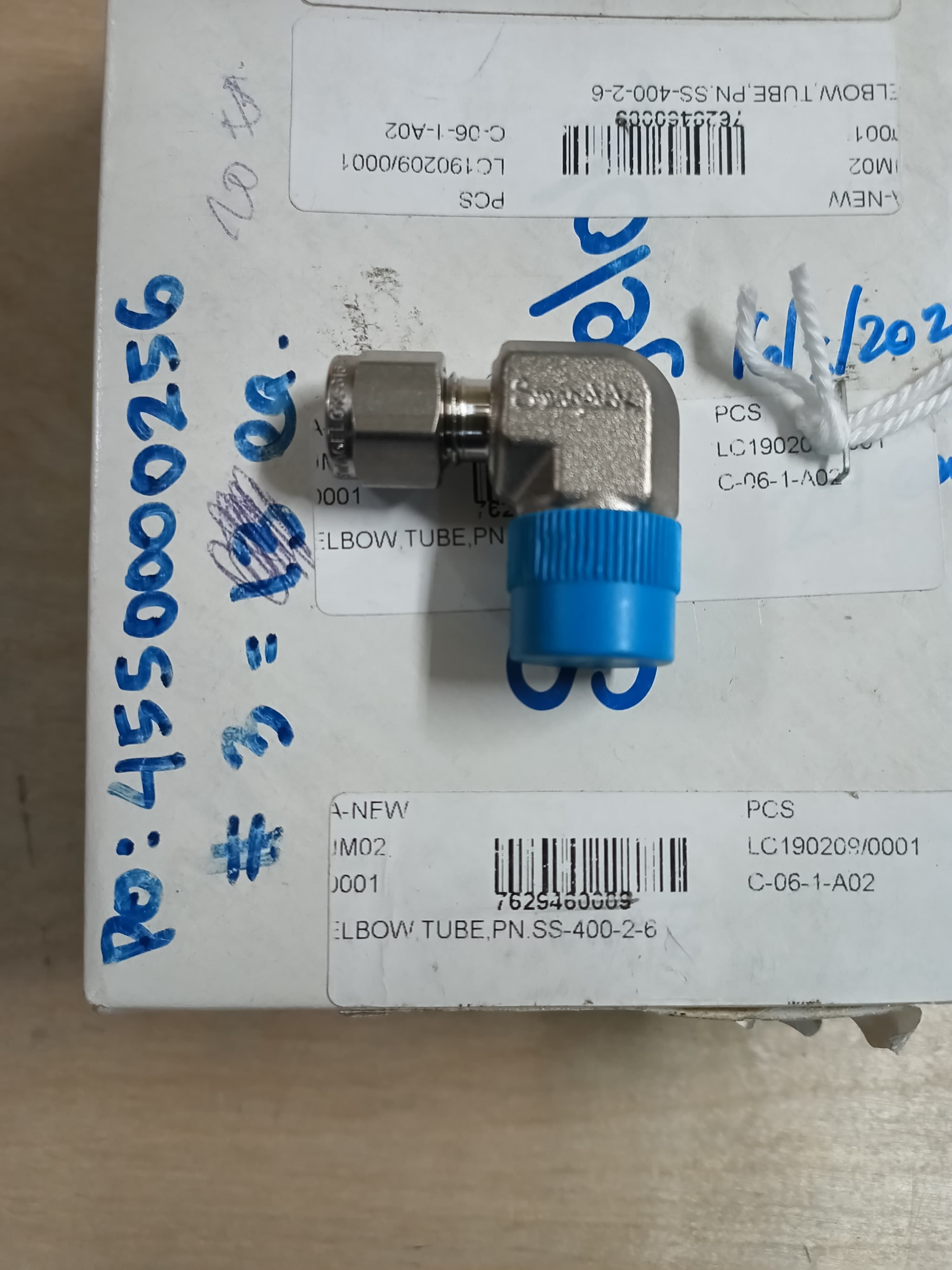 ELBOWS,COMPR TYPE,1/4IN,SS-400-2-6 thumbnail