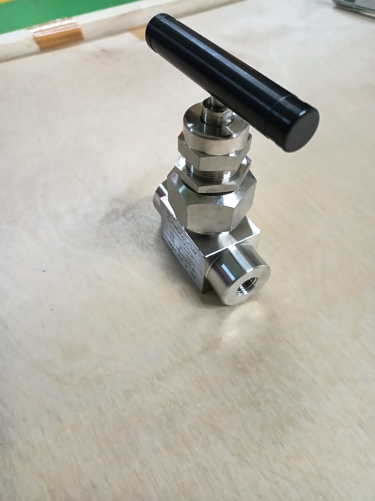 VALVE,NEEDLE,1/4IN,SS-6HNRF4 thumbnail