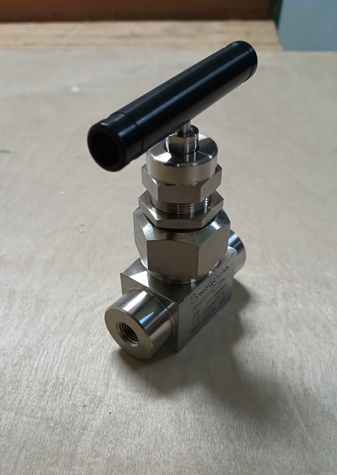 VALVE,NEEDLE,1/4IN,SS-6HNRF4 thumbnail
