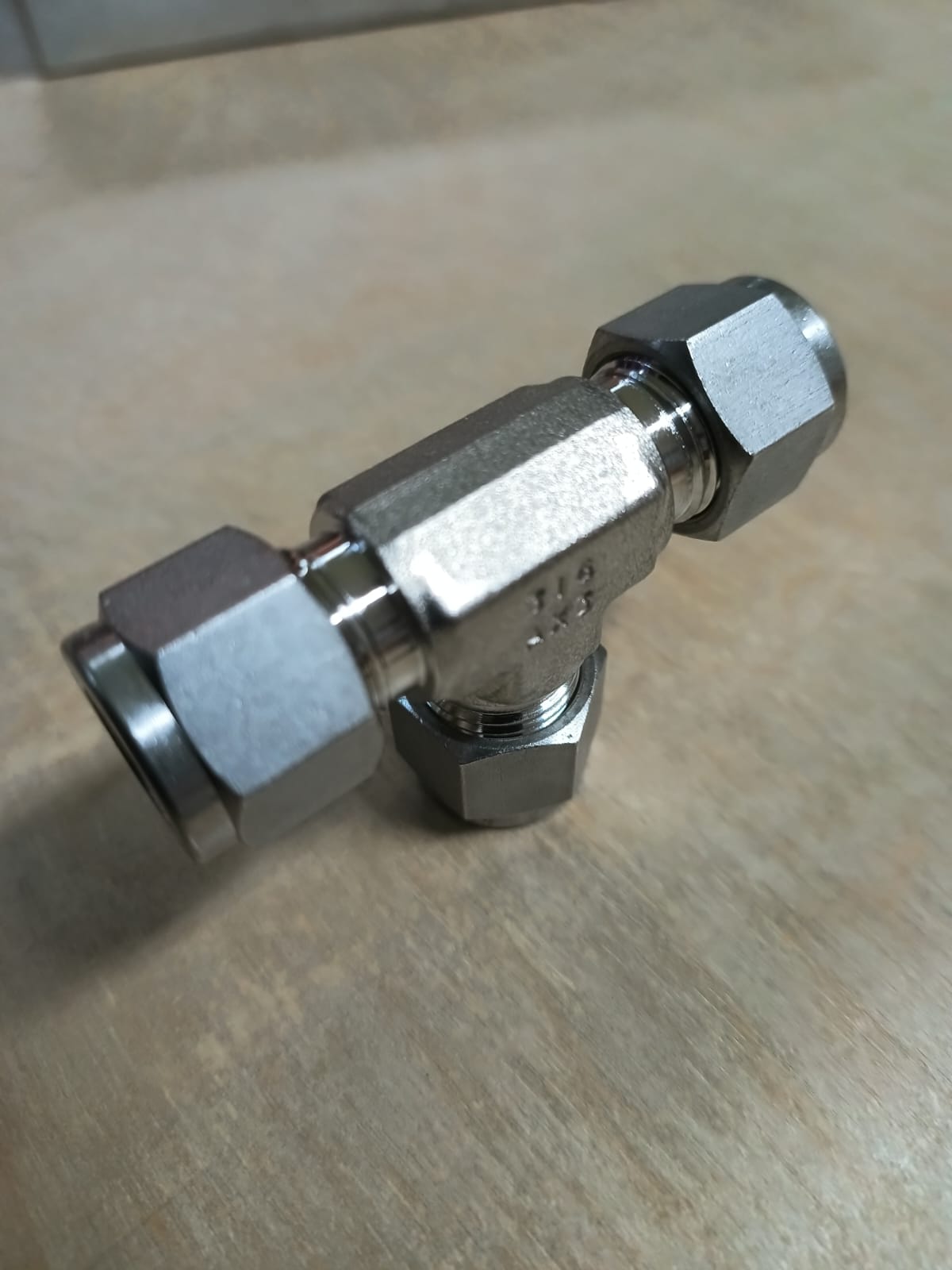 TEE,COMPR TYPE,SS316,7800PSI,3/8X3/8X3/+ thumbnail