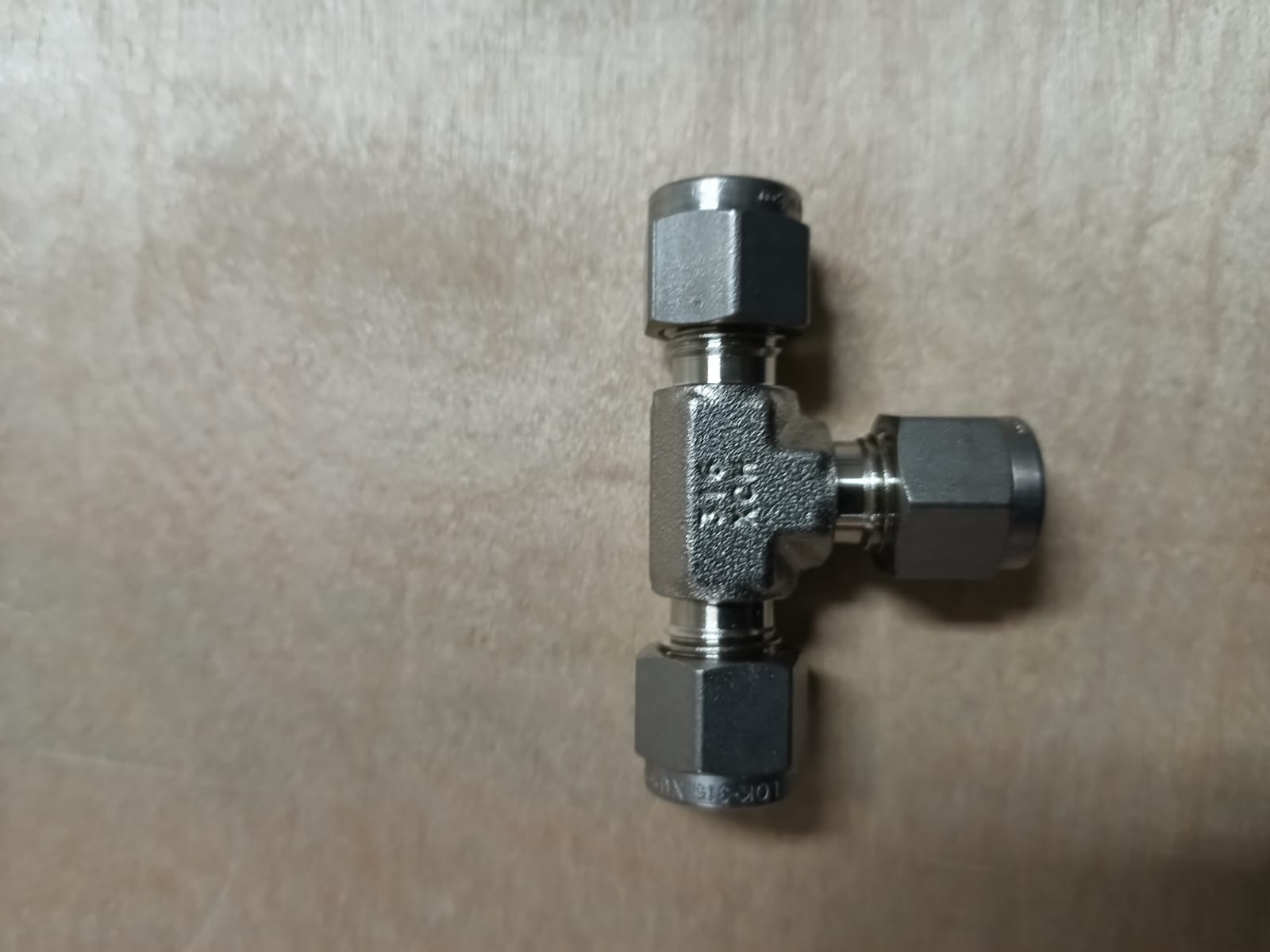 TEE,COMPR TYPE,SS316,1/4IN,SS-400-3 thumbnail