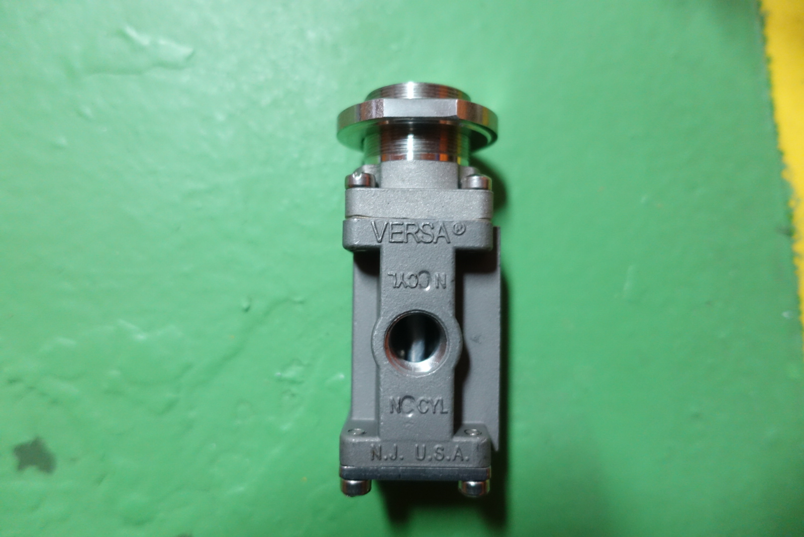 VALVE,DIRNL CTRL,NORLY-CLSD,1/4IN300PSIG thumbnail